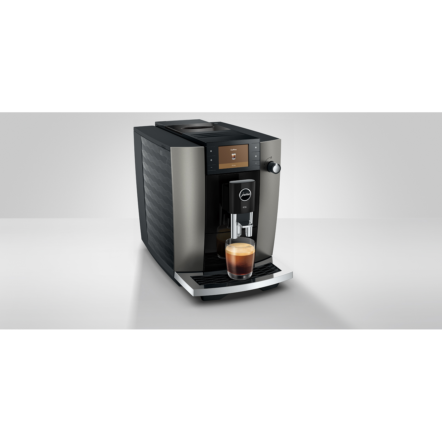 Een moderne koffiemachine met een glas espresso dat wordt gezet.