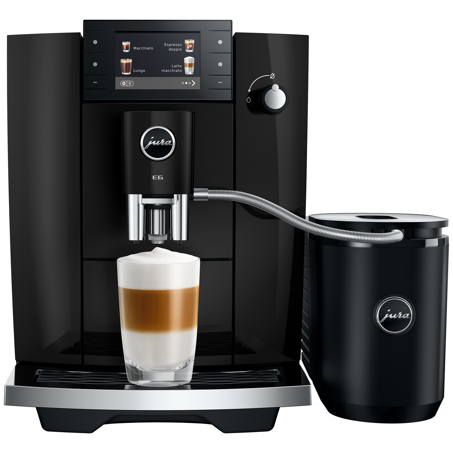 Een zwarte koffiemachine met een glas latte macchiato en een melkcontainer.