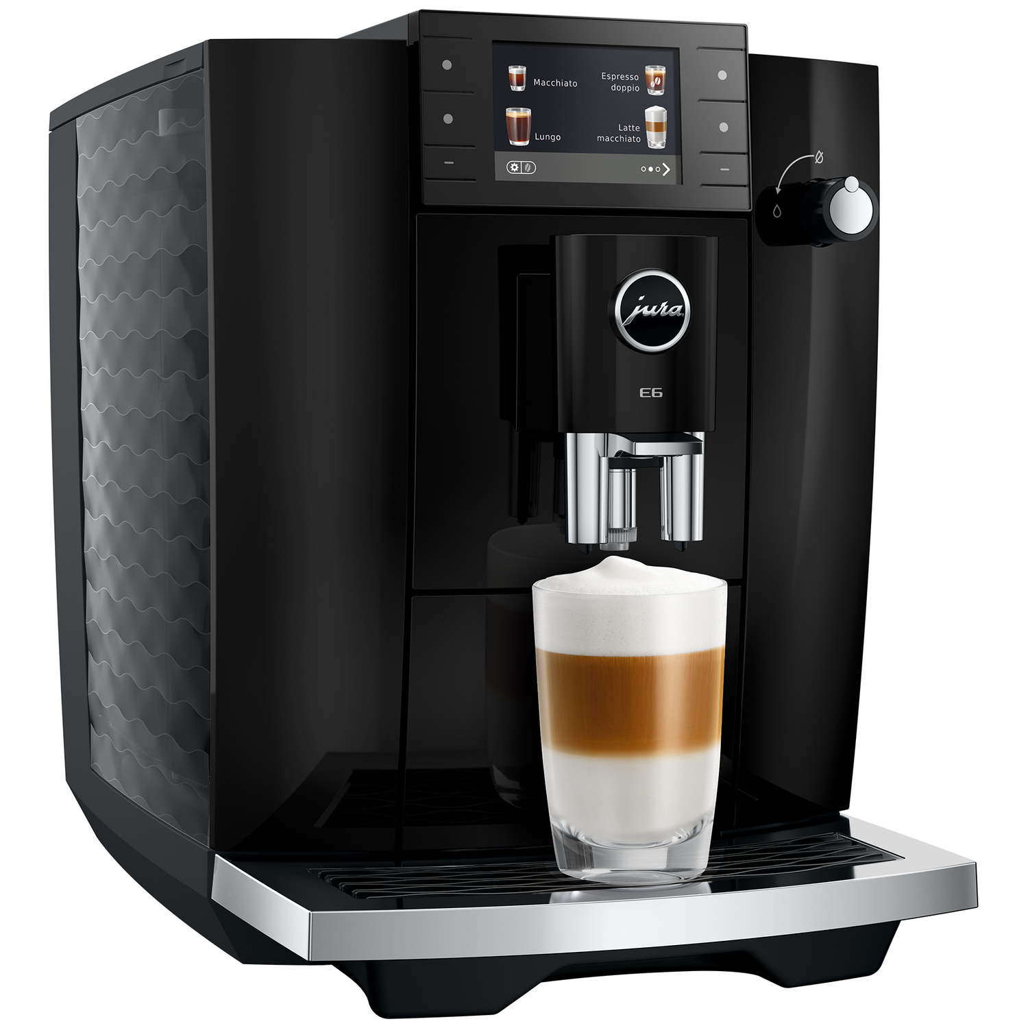 Een zwarte koffiemachine met een glas latte macchiato.