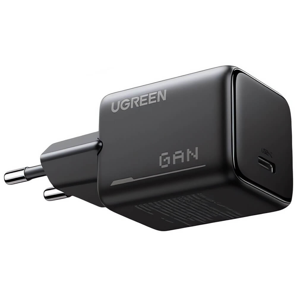 USB-C portlu ve iki metal uçlu siyah UGREEN GAN şarj cihazı.