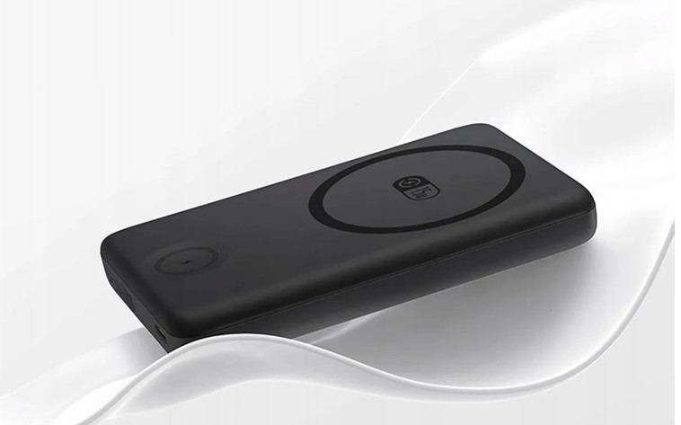 İki dairesel kablosuz şarj pedi bulunan siyah powerbank şarj cihazı.