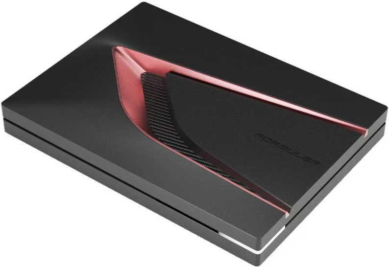 Un lecteur multimédia noir élégant avec des accents rouges et un détail en fibre de carbone.