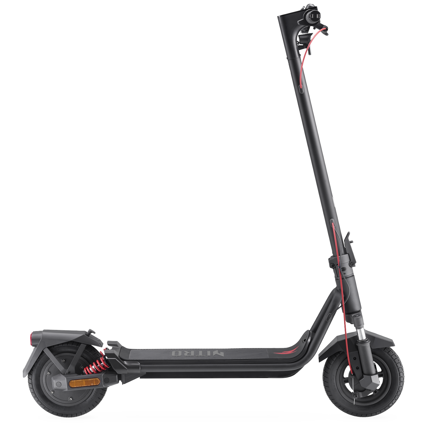 Een zwarte elektrische step met rode accenten, op witte achtergrond.