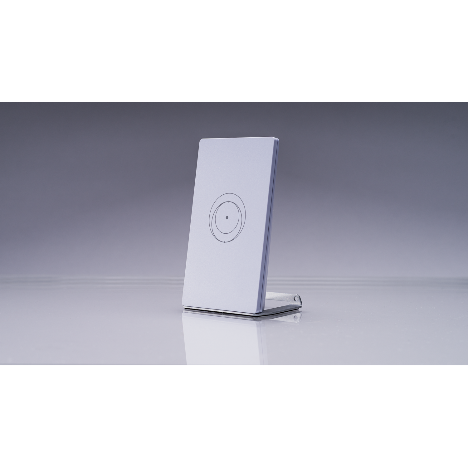 Een witte draadloze oplader met cirkelvormig patroon op reflecterend oppervlak.