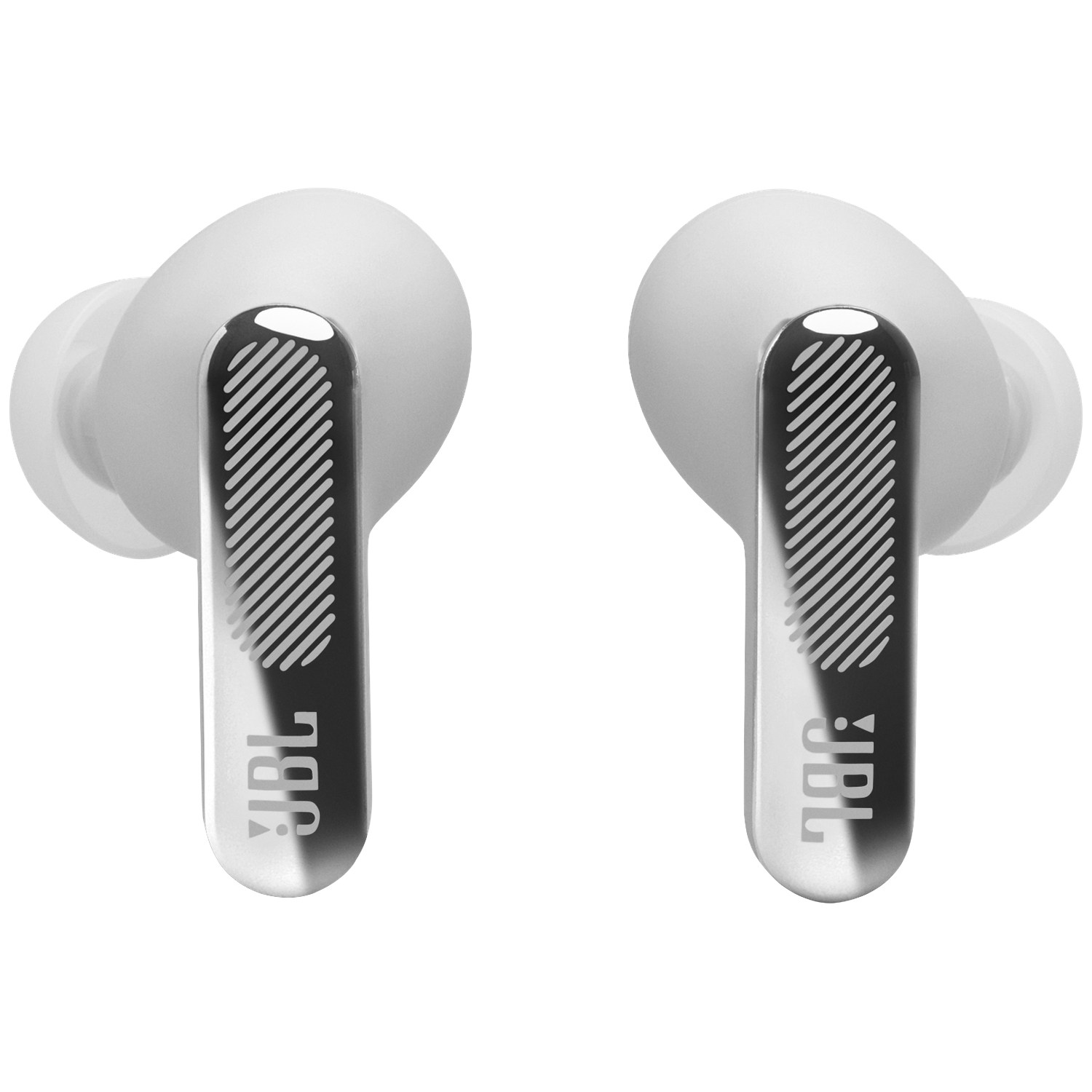 Twee witte JBL oordopjes met zilveren stelen en gegroefde details op zwarte achtergrond.