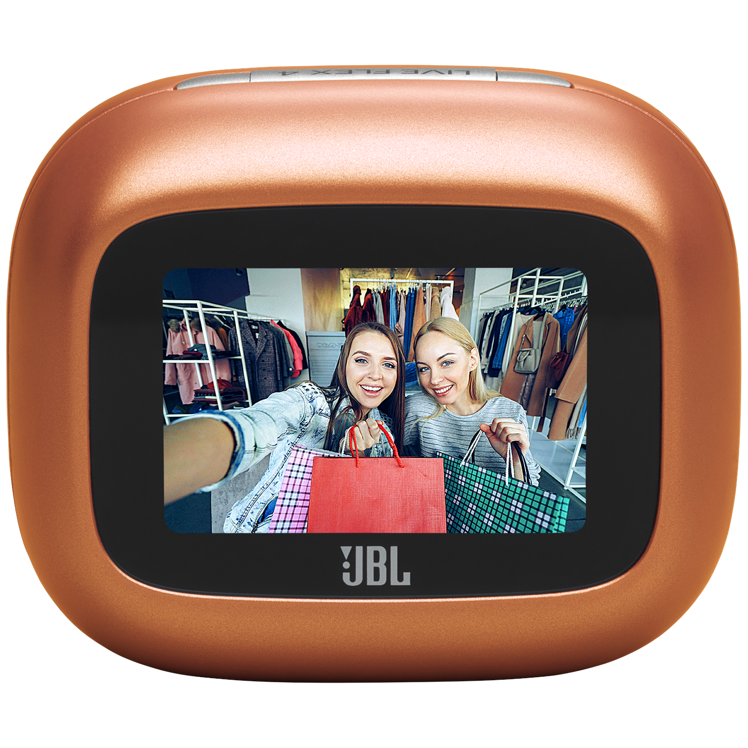 Twee vrouwen maken een selfie met boodschappentassen voor kledingrekken in een winkel.