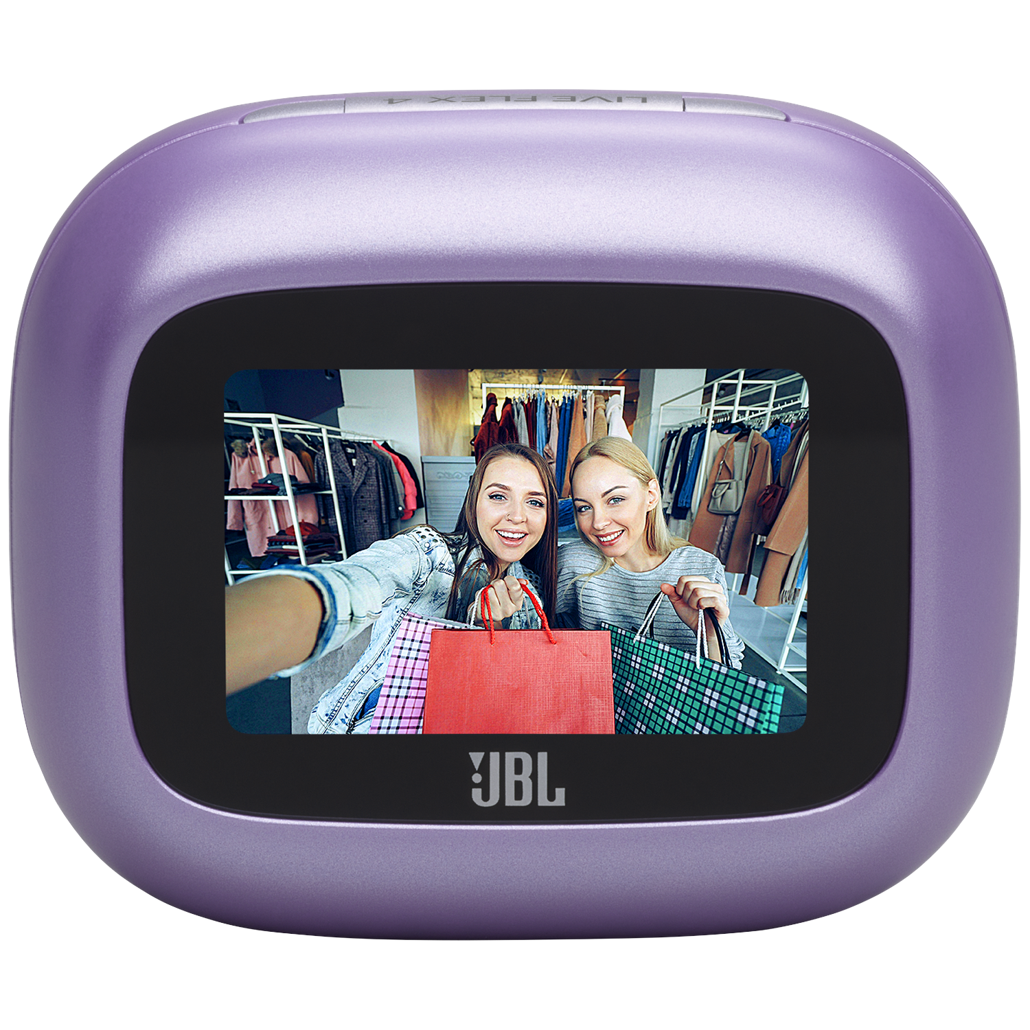 Deux femmes souriantes se prennent en selfie dans un magasin, entourées de sacs de courses.