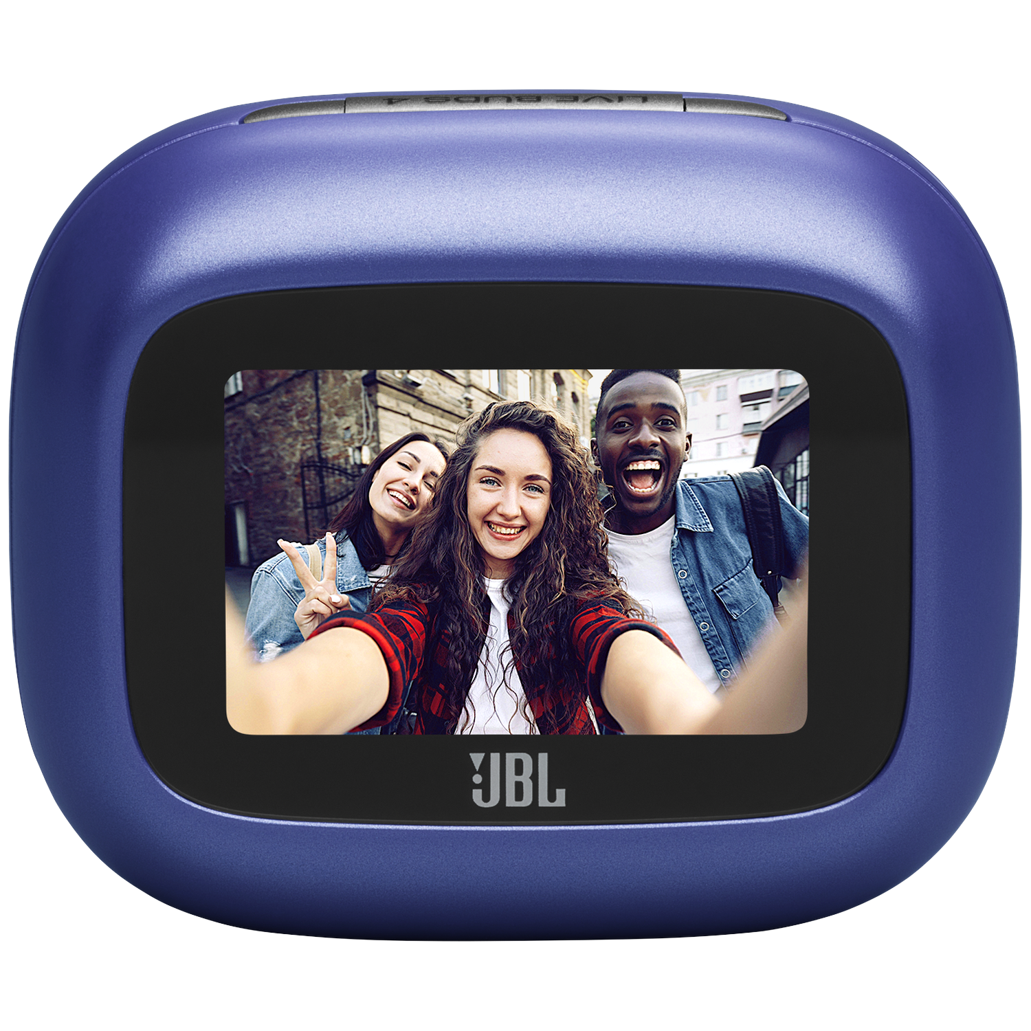 Un étui JBL bleu affiche un selfie de trois jeunes souriants sur son écran.