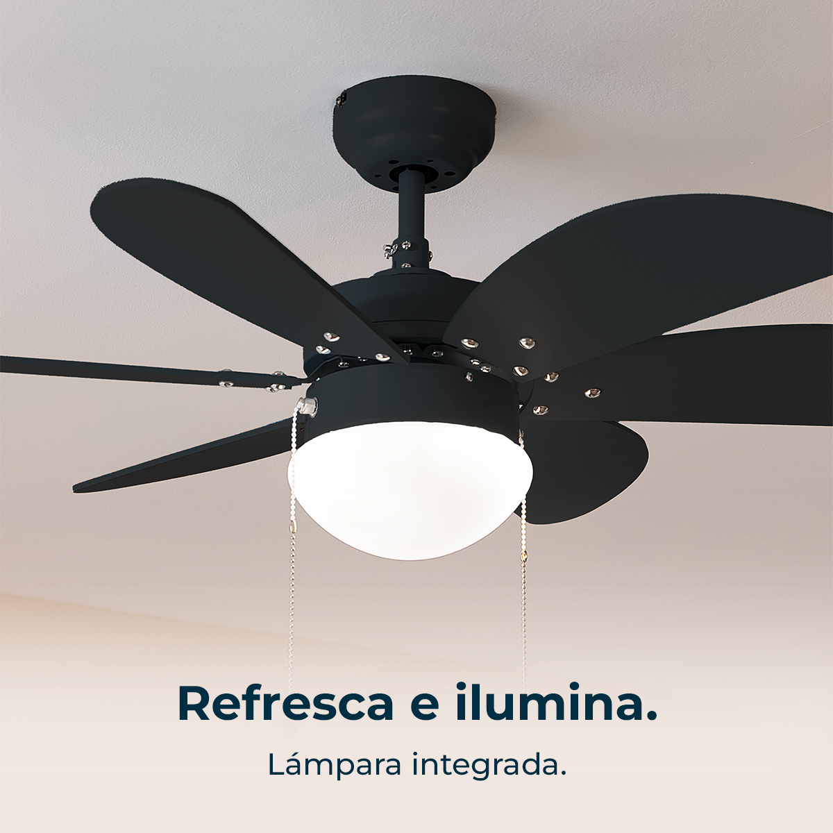 Ventilador de techo oscuro con luz integrada y cadenas plateadas.