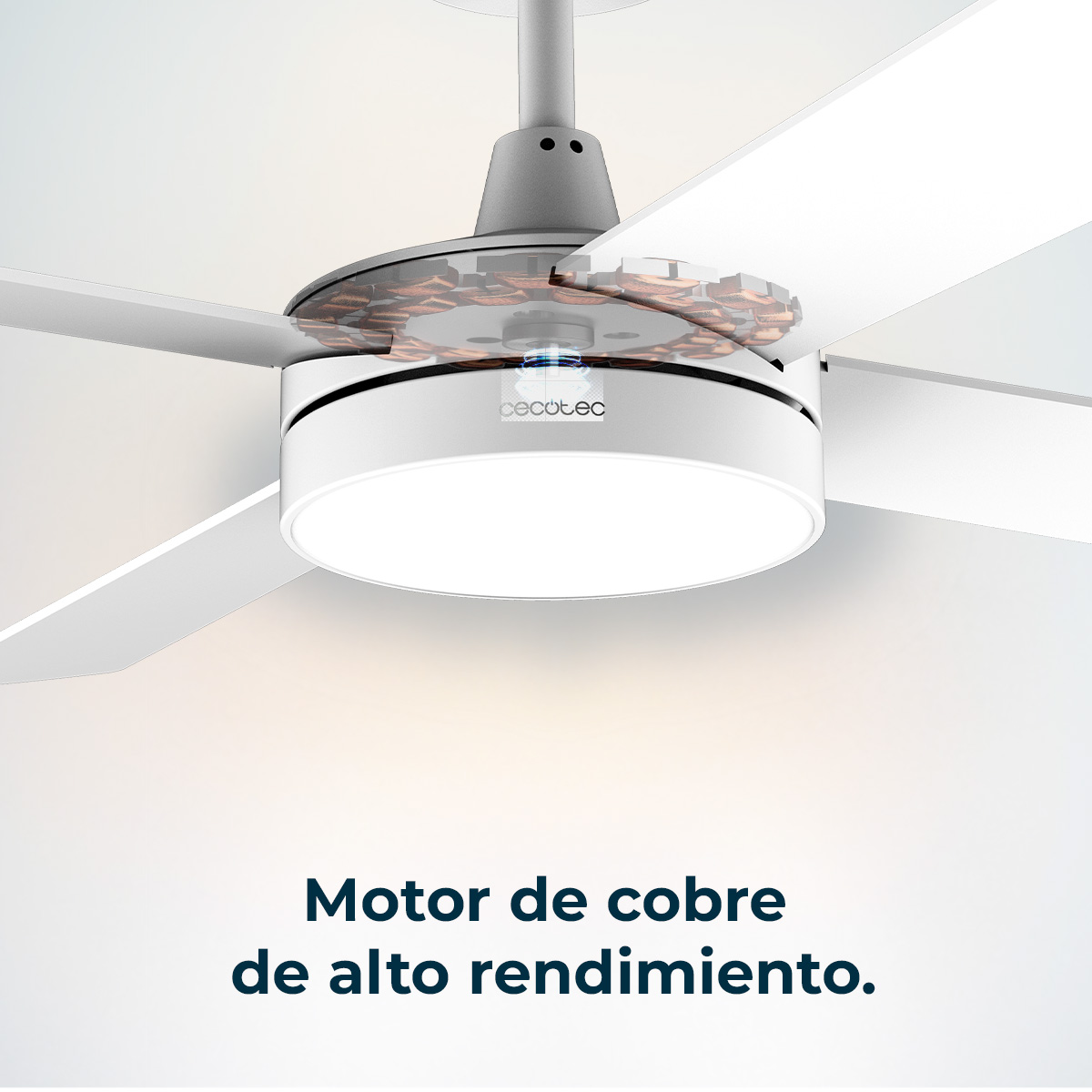 Un ventilador de techo blanco con luces y bobinados de cobre visibles en el motor.