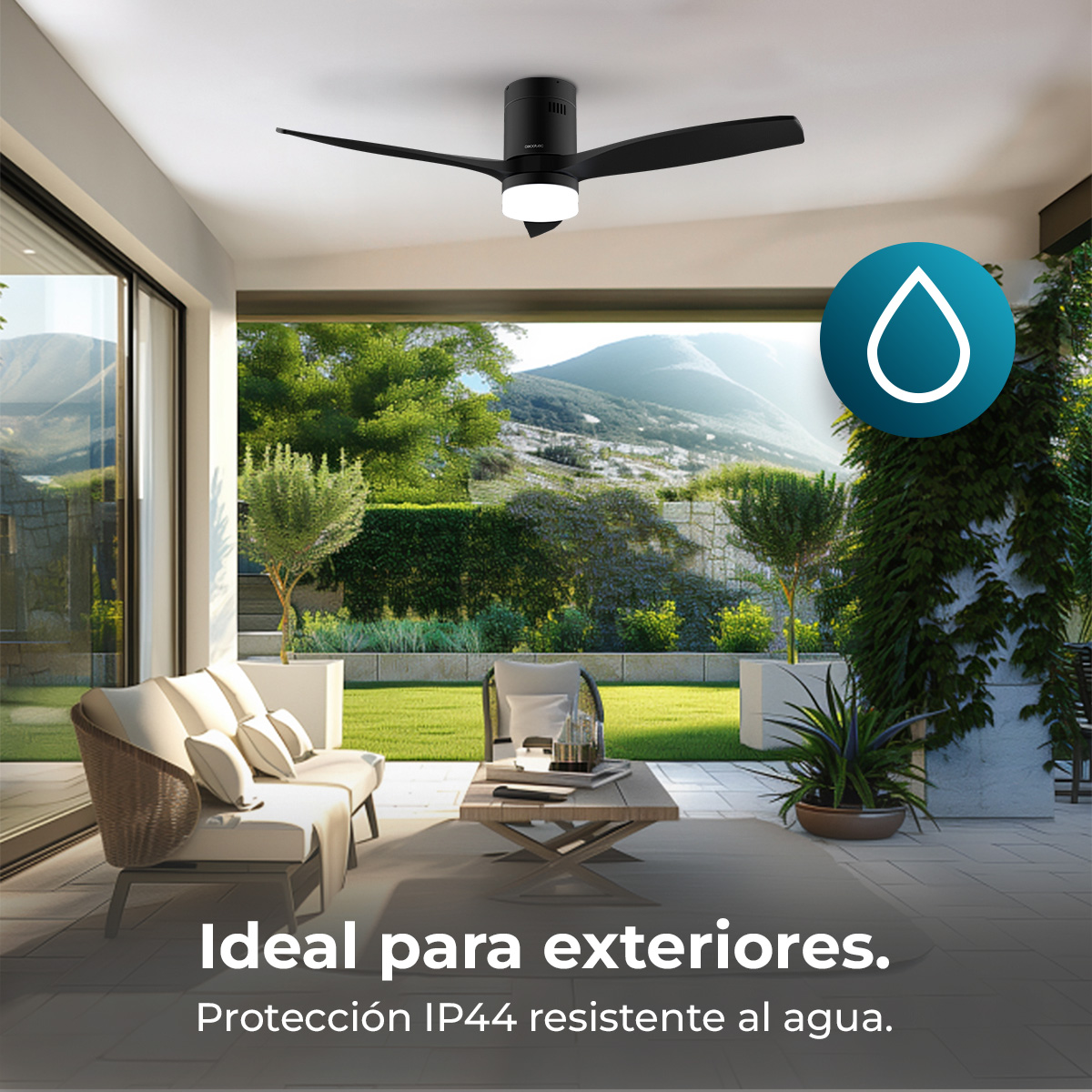 Ventilador de techo negro con luz sobre una zona de asientos exterior con muebles.