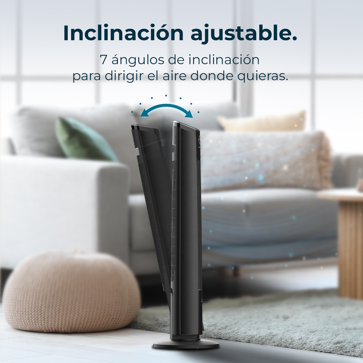 Un elegante ventilador de torre negro con cabeza ajustable sobre una alfombra.