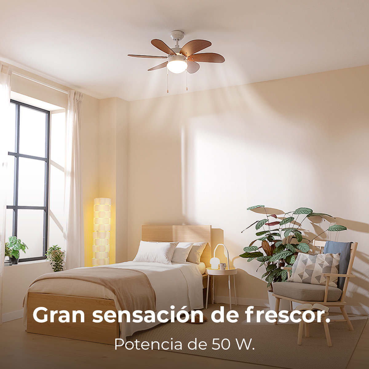 Dormitorio con cama, ventilador de techo y ventana. Iluminación brillante.