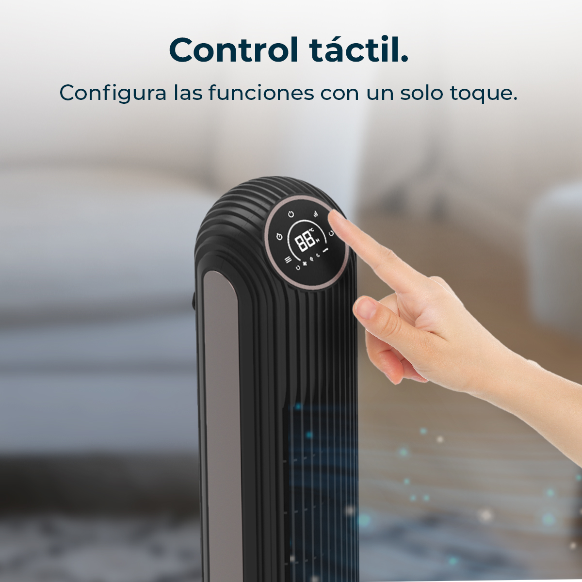 Una mano toca la pantalla táctil de un ventilador de torre negro con pantalla digital.