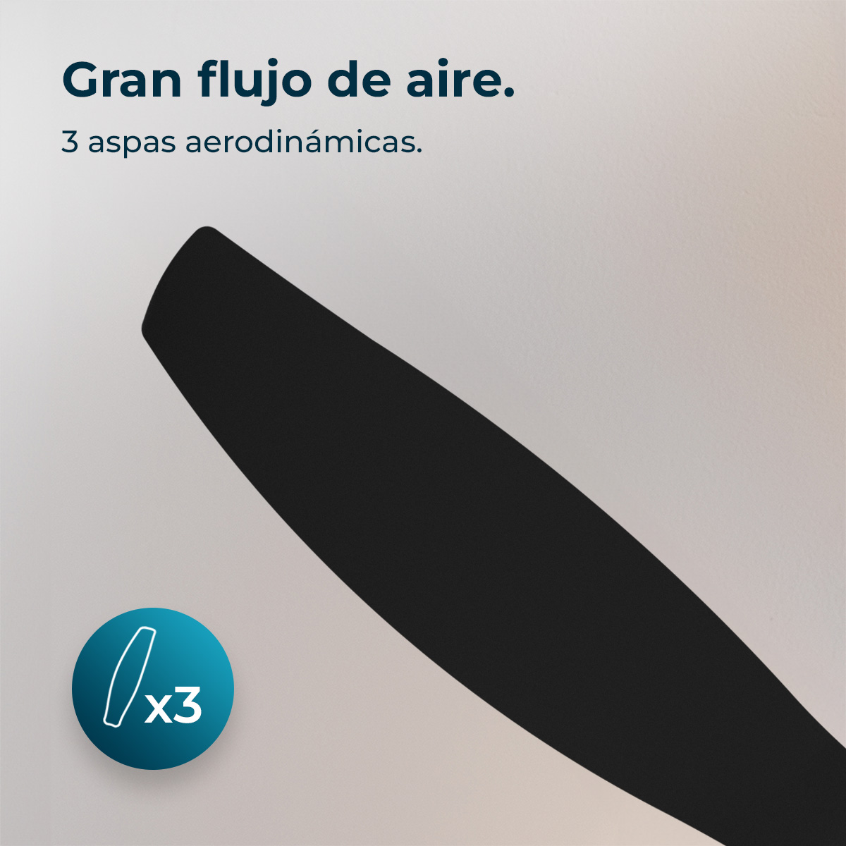 Tres aspas aerodinámicas negras para gran flujo de aire.