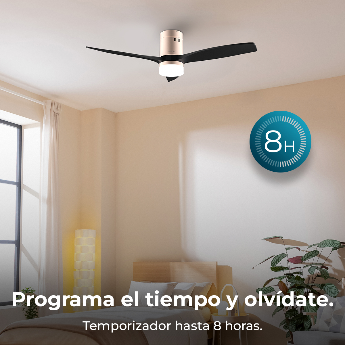 Un ventilador de techo con luz sobre una cama, con icono de temporizador de 8 horas.