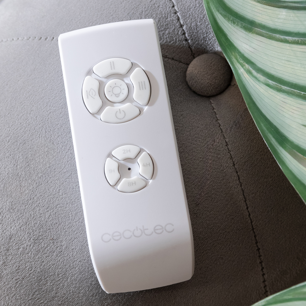 Mando a distancia blanco con botones para luz y temporizador sobre superficie texturizada gris.