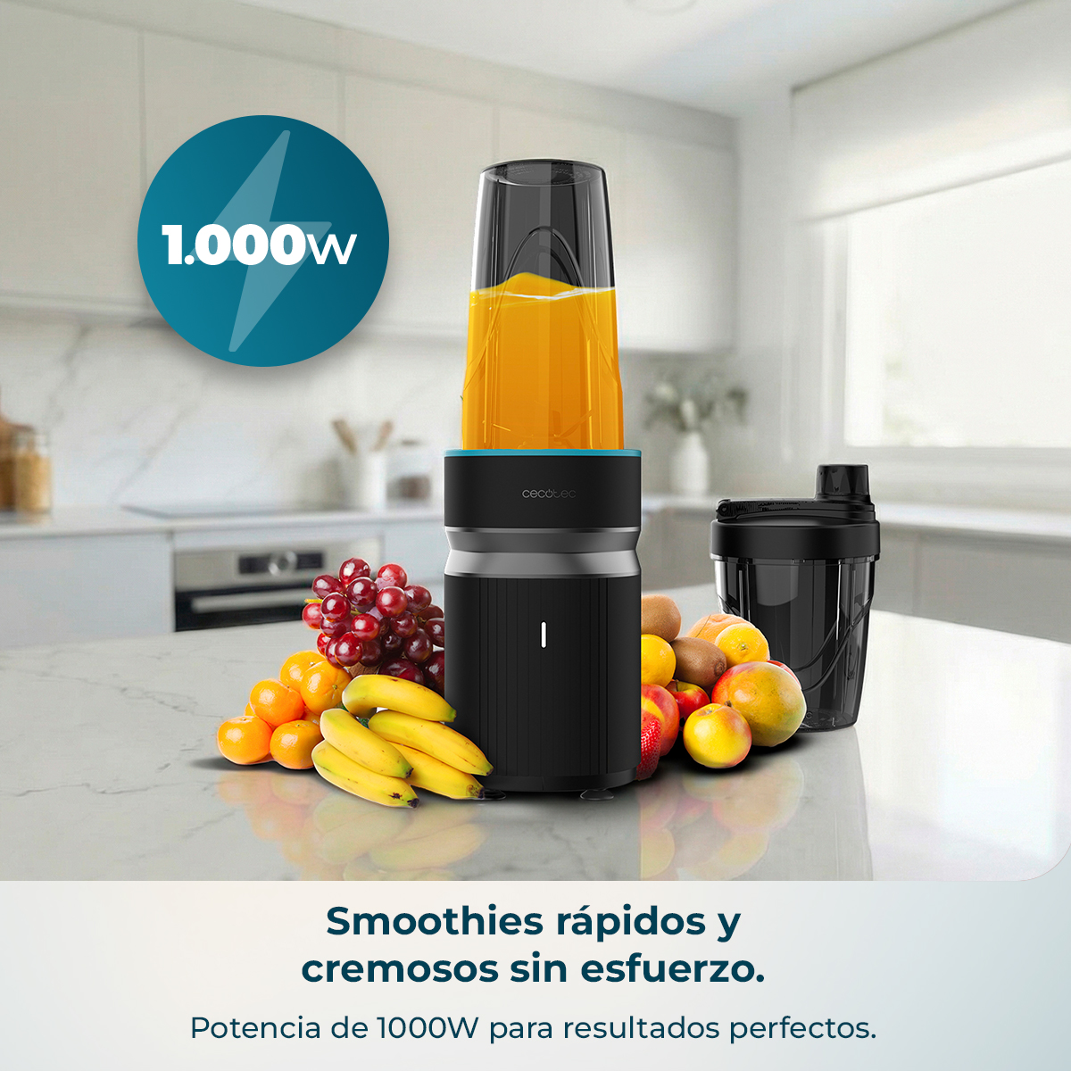 Un exprimidor con vaso de zumo, frutas y un icono de 1000W.