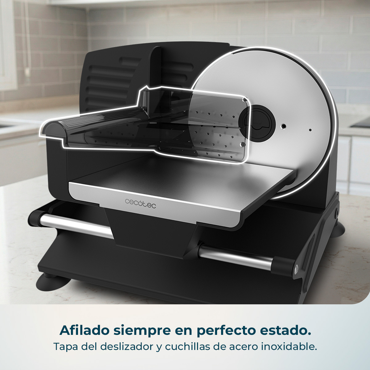 Trituradora eléctrica negra con cuchilla plateada y cubierta protectora transparente.