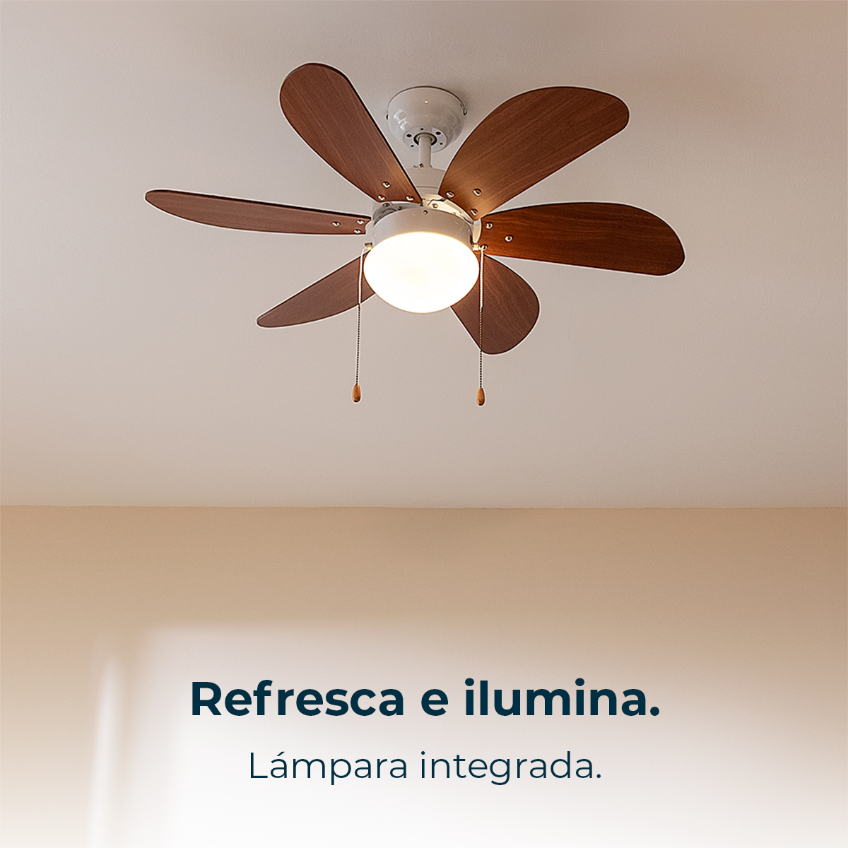 Ventilador de techo con aspas de madera marrones y luz integrada.
