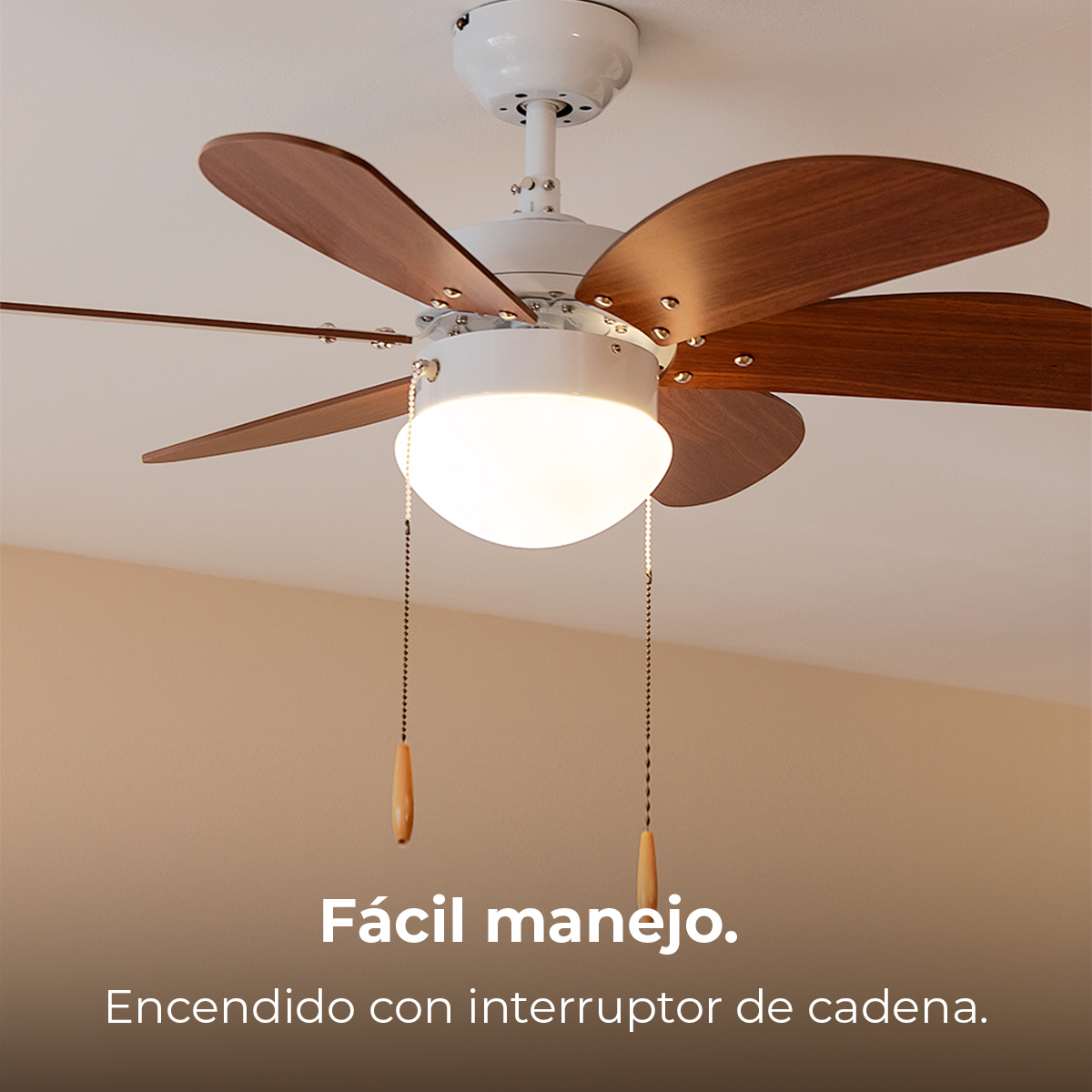 Una lámpara de ventilador de techo blanca con aspas de madera y tiradores de cadena.