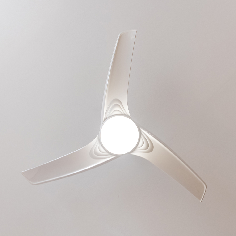 Un ventilador de techo moderno y blanco con tres aspas y luz integrada.