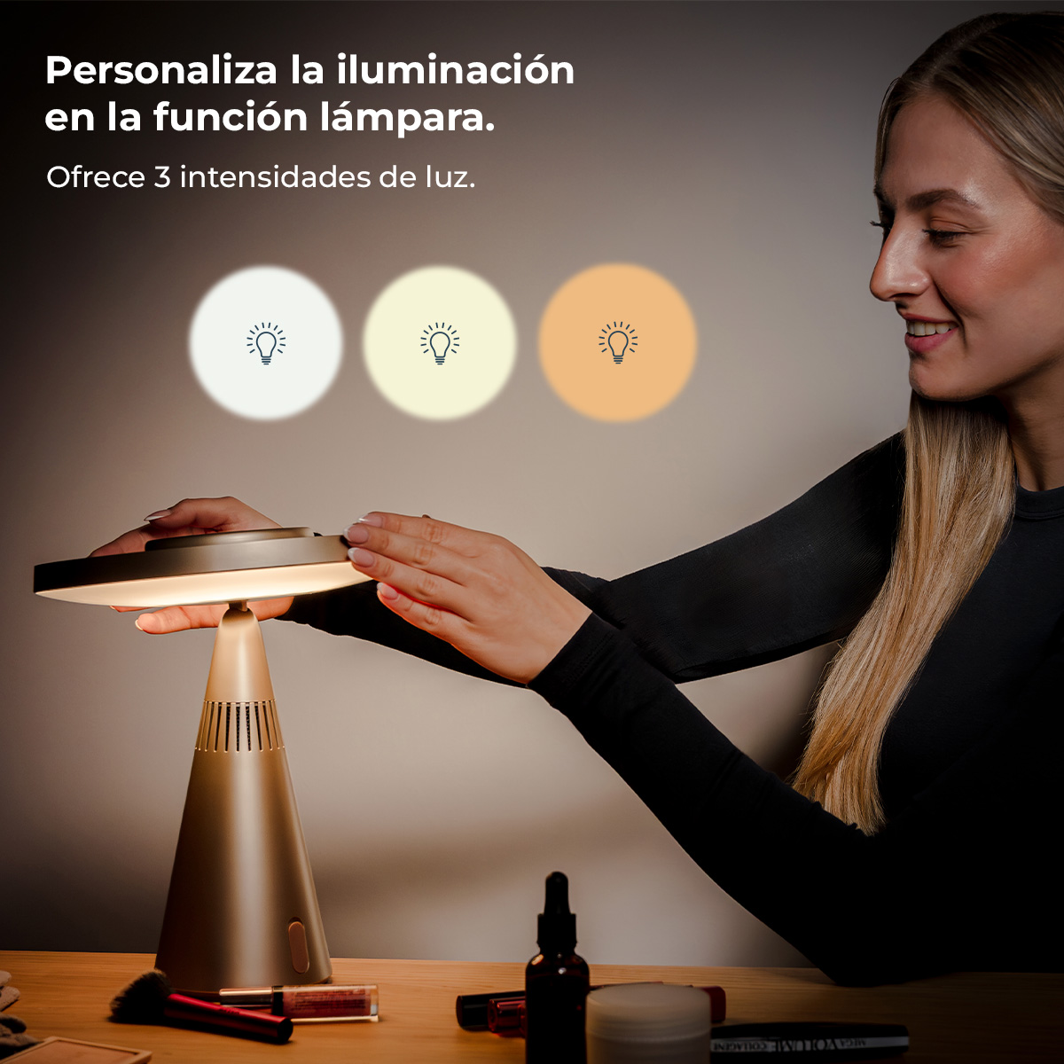 Una mujer ajusta una lámpara dorada con tres opciones de luz.