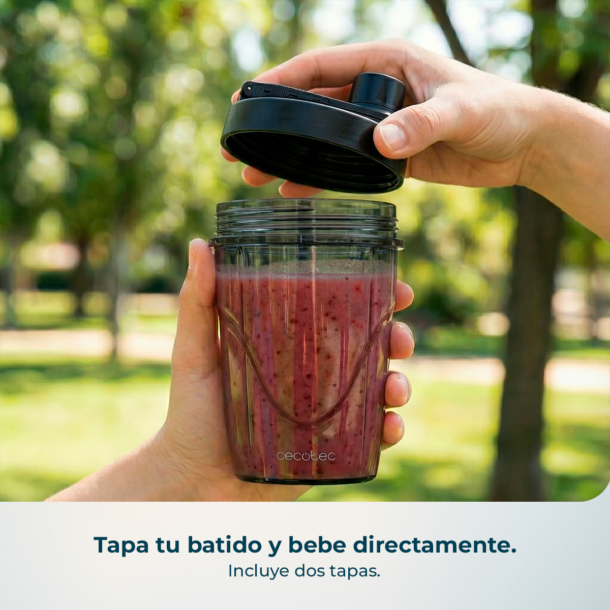 Manos sujetan vaso con batido de bayas, se coloca la tapa.