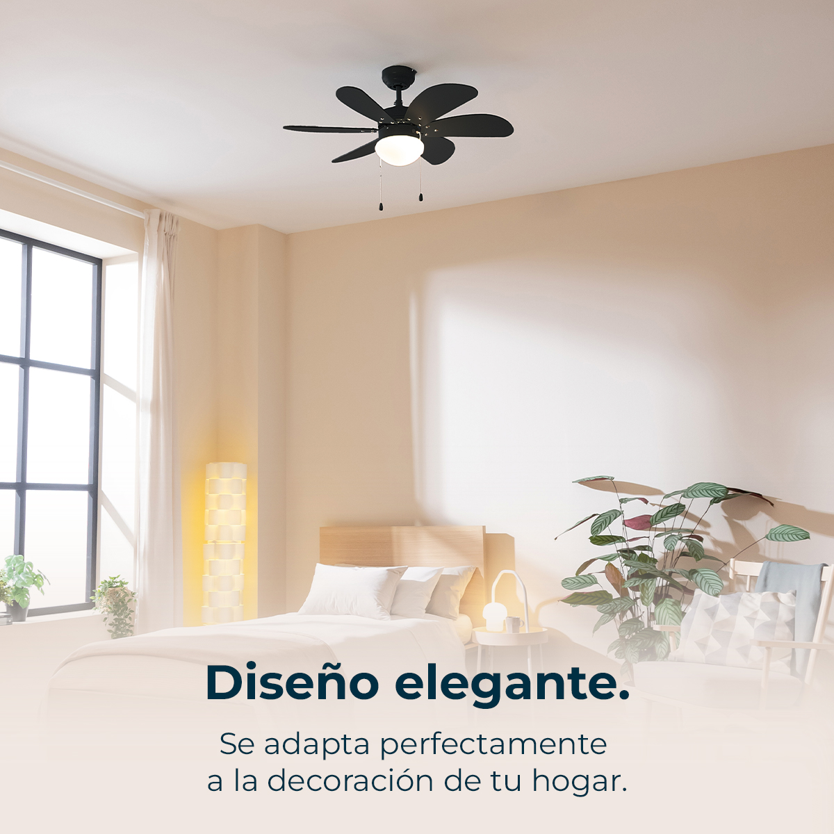 Un dormitorio con cama, mesitas de noche, ventilador de techo y ventana.
