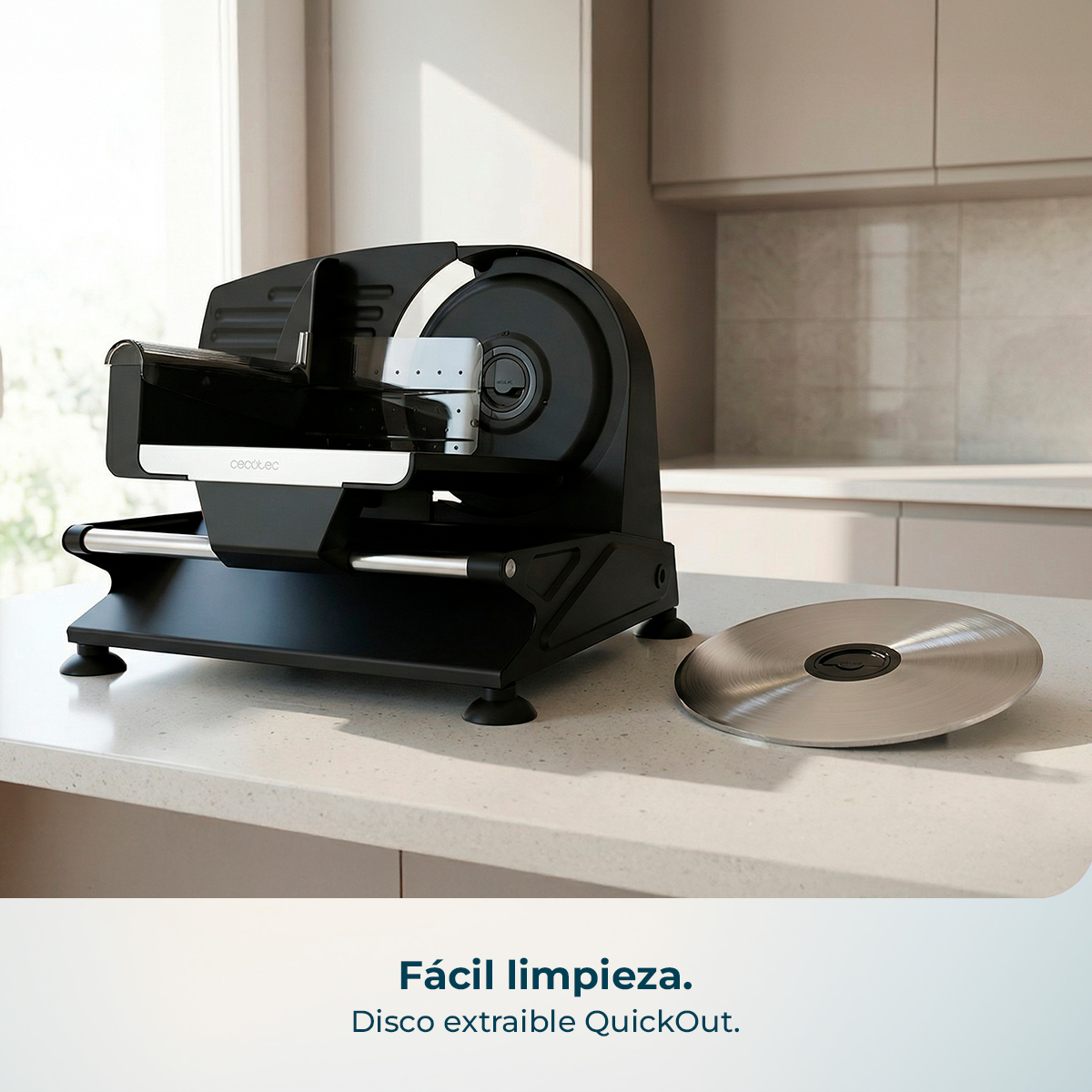 Cortafiambres eléctrico negro con cuchilla extraíble sobre encimera.