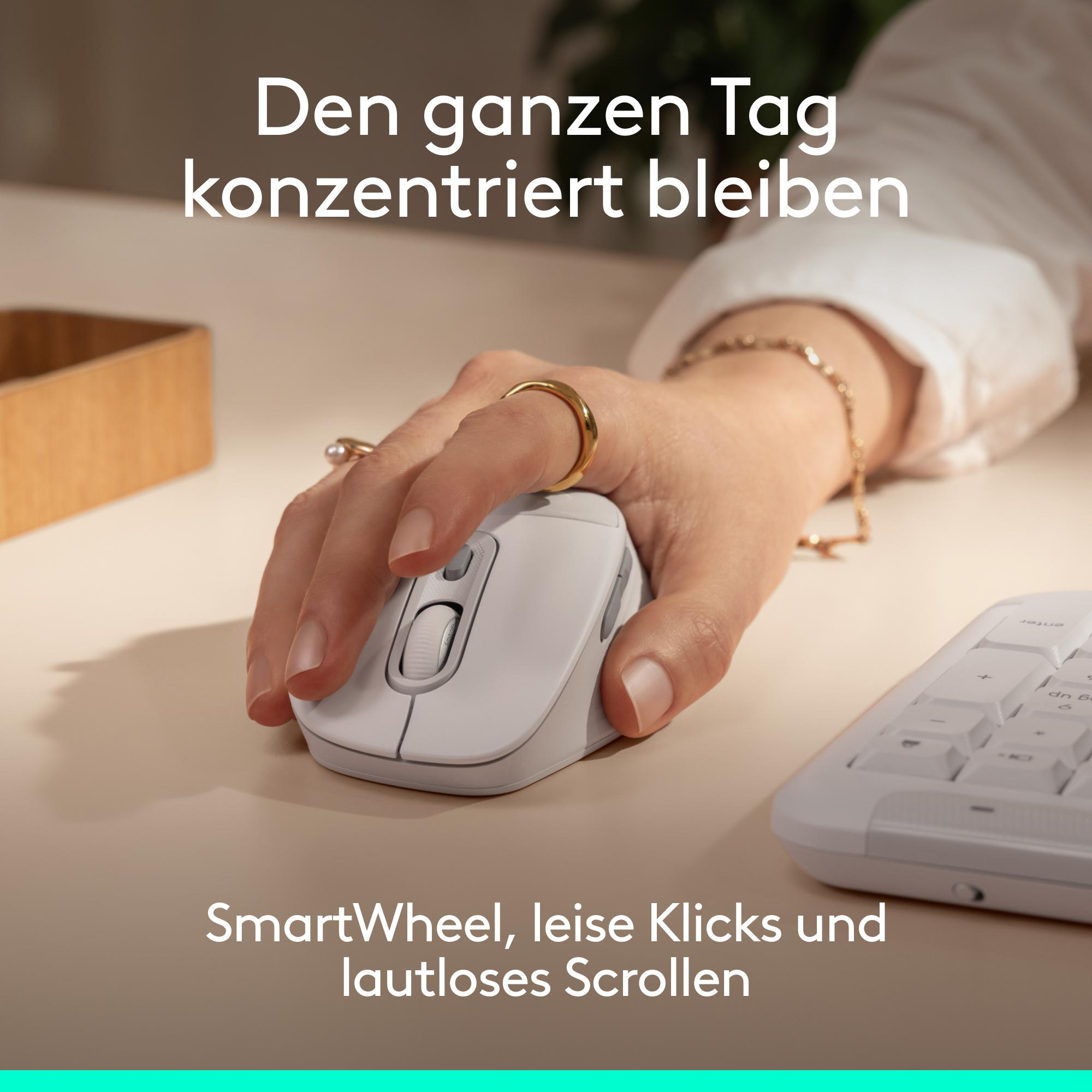 Eine Hand benutzt eine weiße Maus neben einer Tastatur.