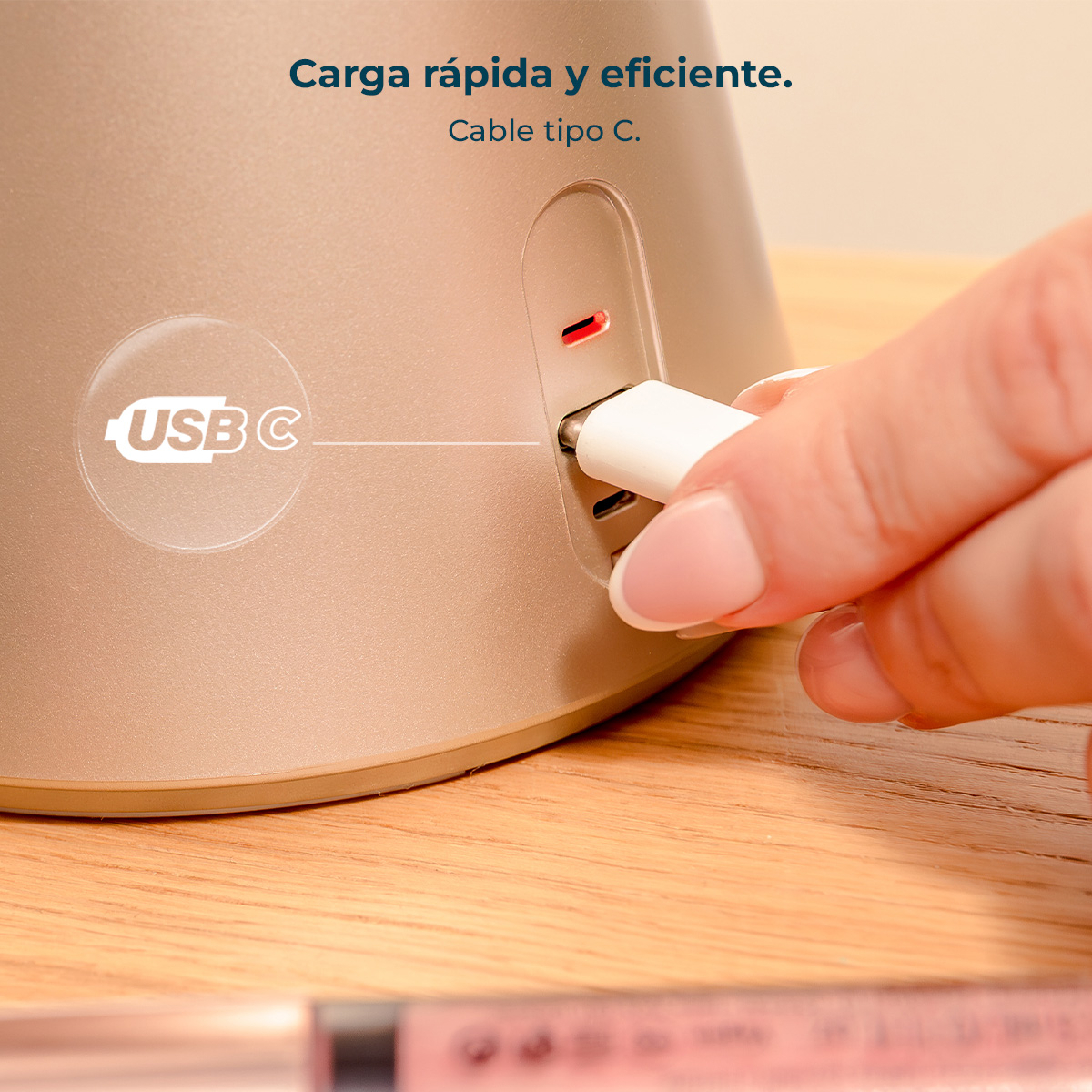 Una mano conecta un cable USB-C blanco a un dispositivo bronce. Logo USB C.