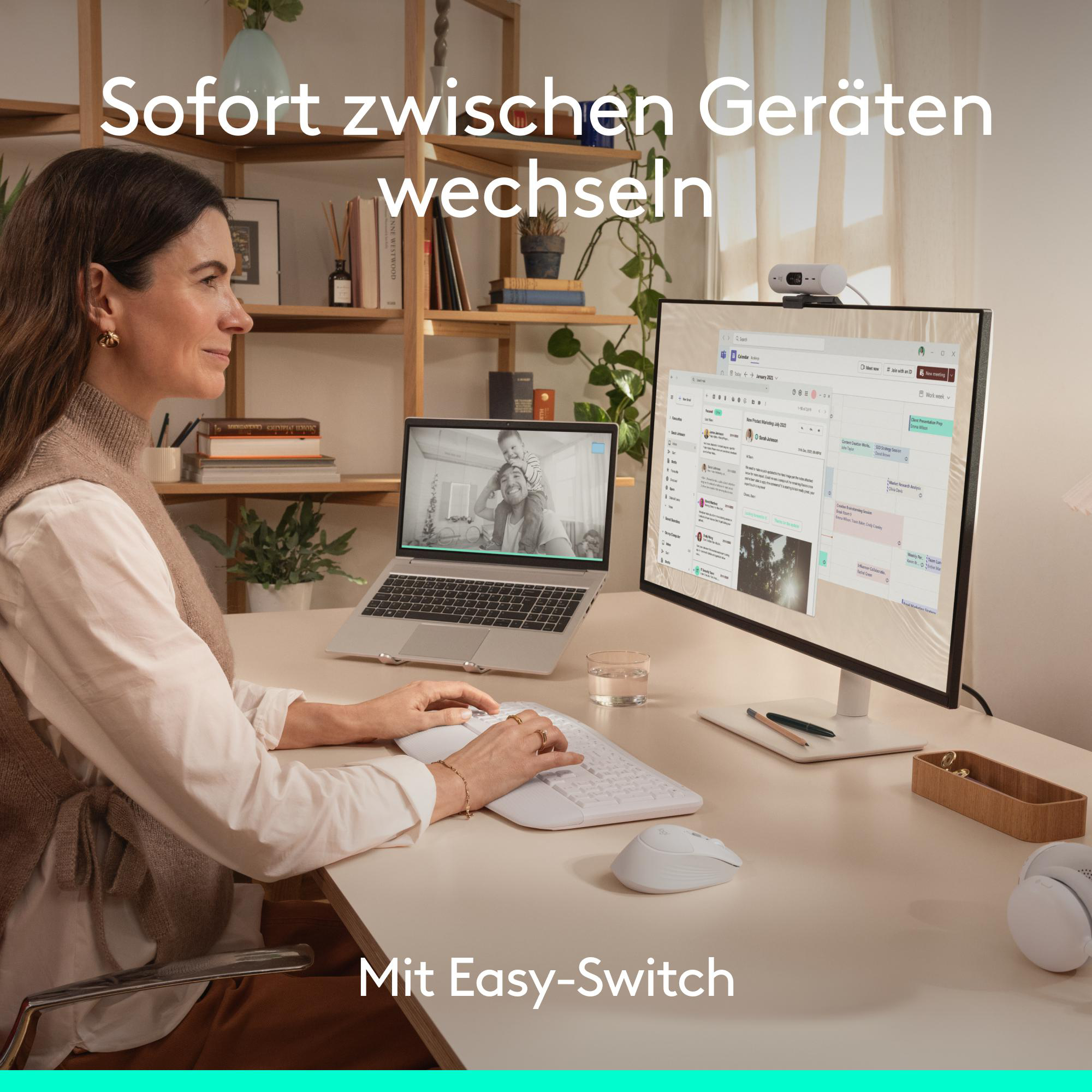 Frau arbeitet am Schreibtisch mit Laptop, Monitor und Maus. Regale im Hintergrund.