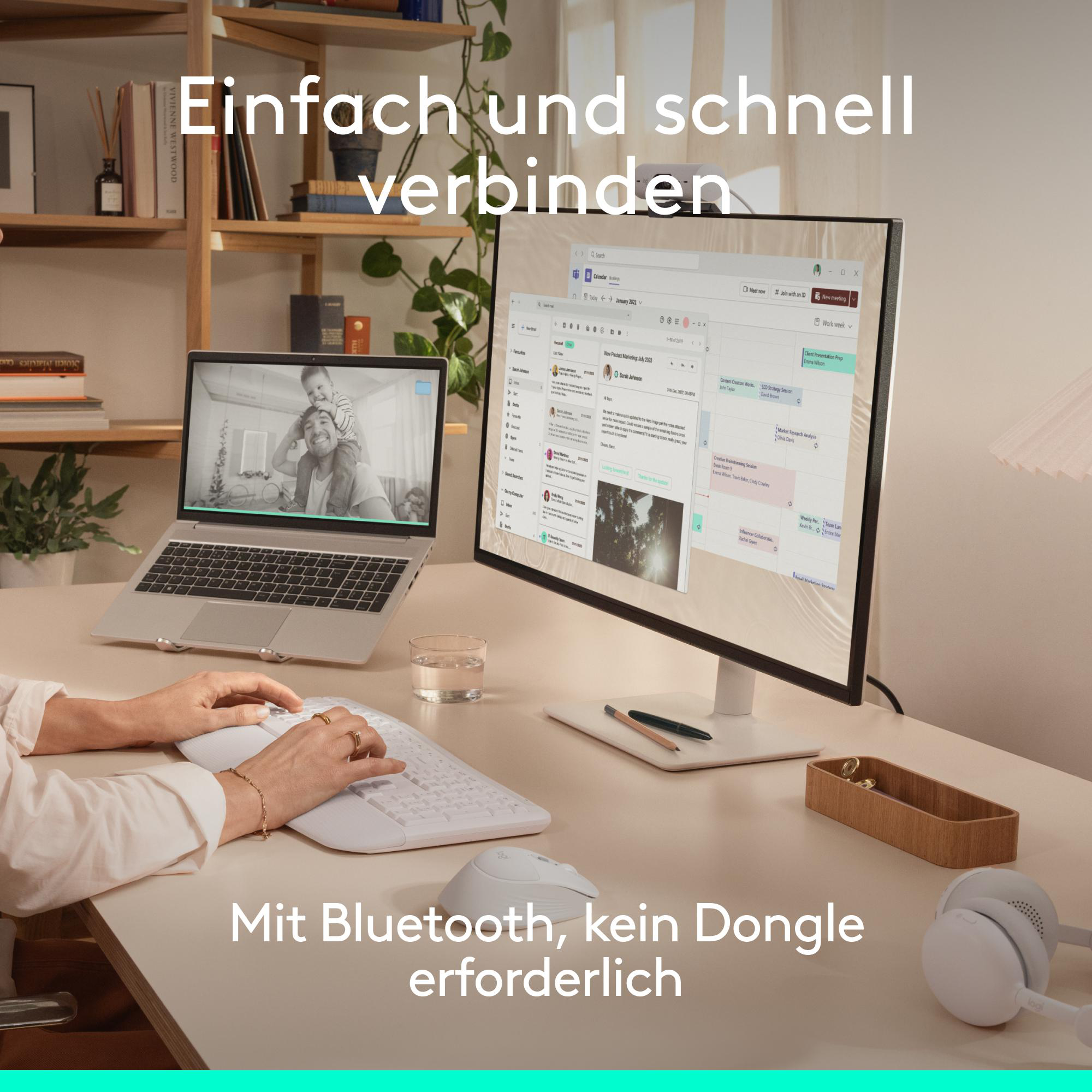 Schreibtisch mit Laptop, Monitor, Tastatur, Maus und Kopfhörern.