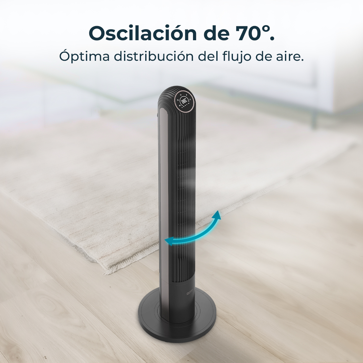 Un elegante ventilador de torre negro está sobre un suelo de madera junto a una alfombra. Una flecha azul indica la oscilación.
