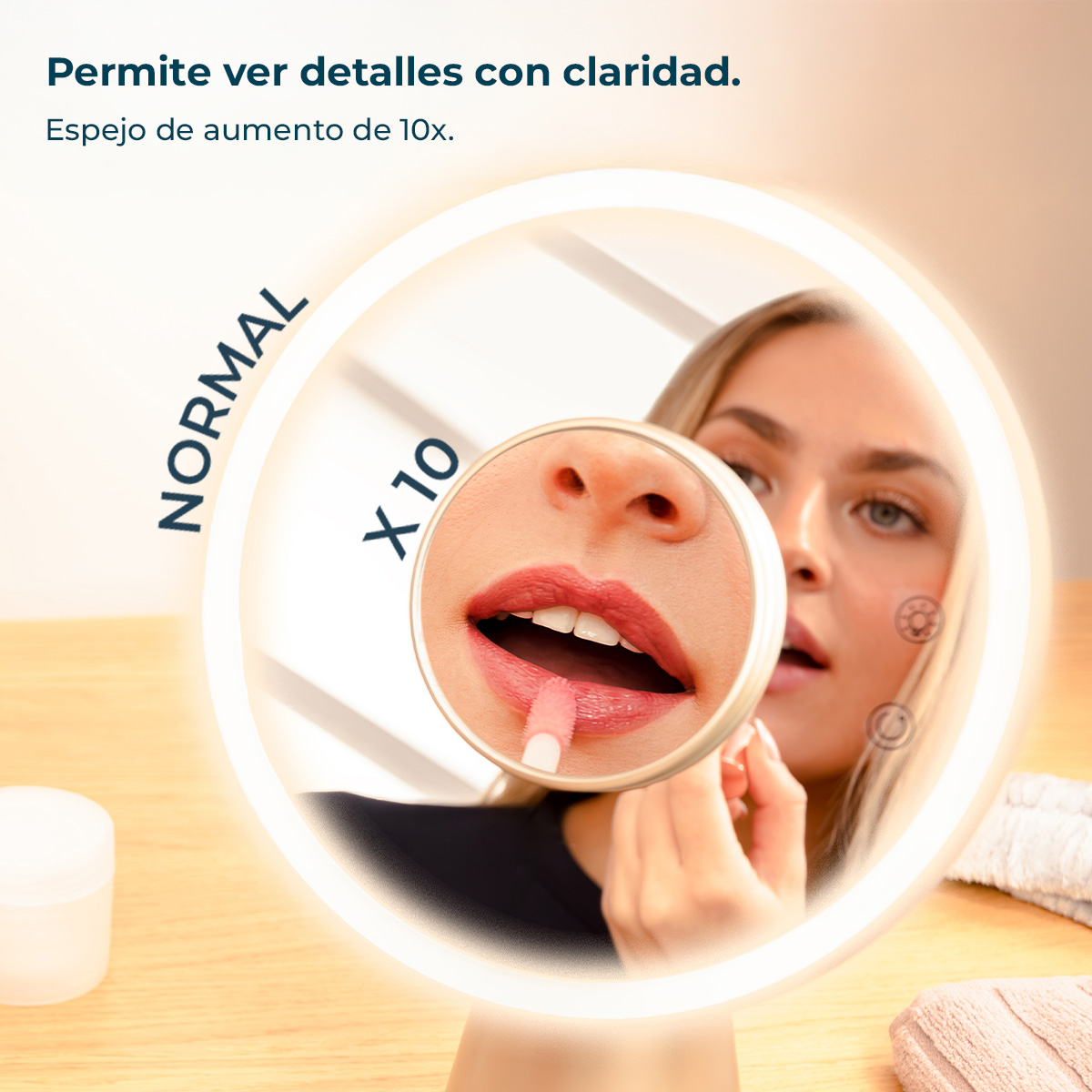 Una mujer usa un espejo de aumento iluminado, mostrando labios y piel detallados.