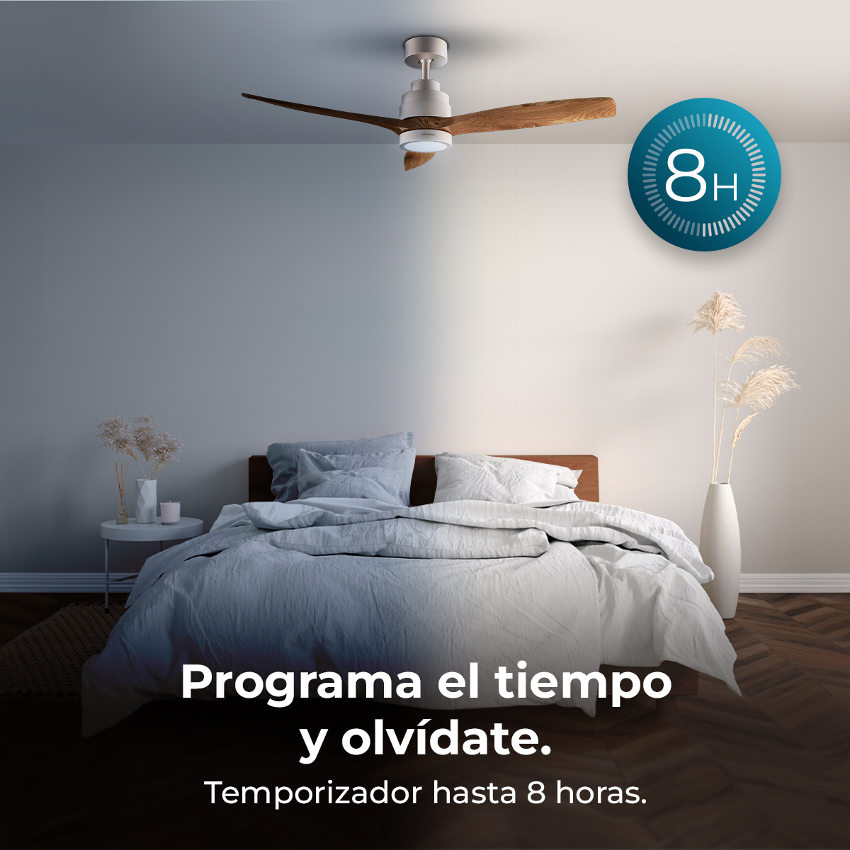 Un ventilador de techo con aspas de madera sobre una cama, con icono de temporizador.