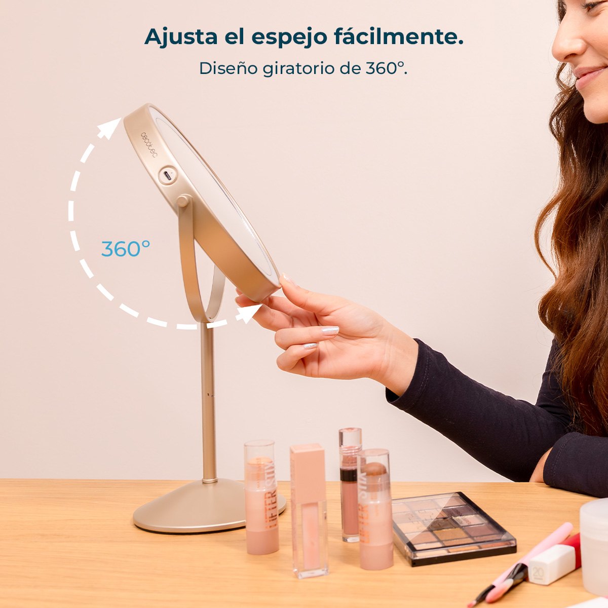 Una mujer ajusta un espejo de maquillaje sobre una mesa con cosméticos.