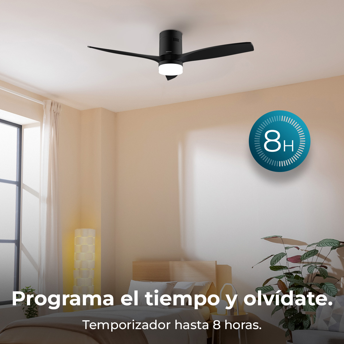 Ventilador de techo negro con luz sobre una cama. Temporizador 8H.