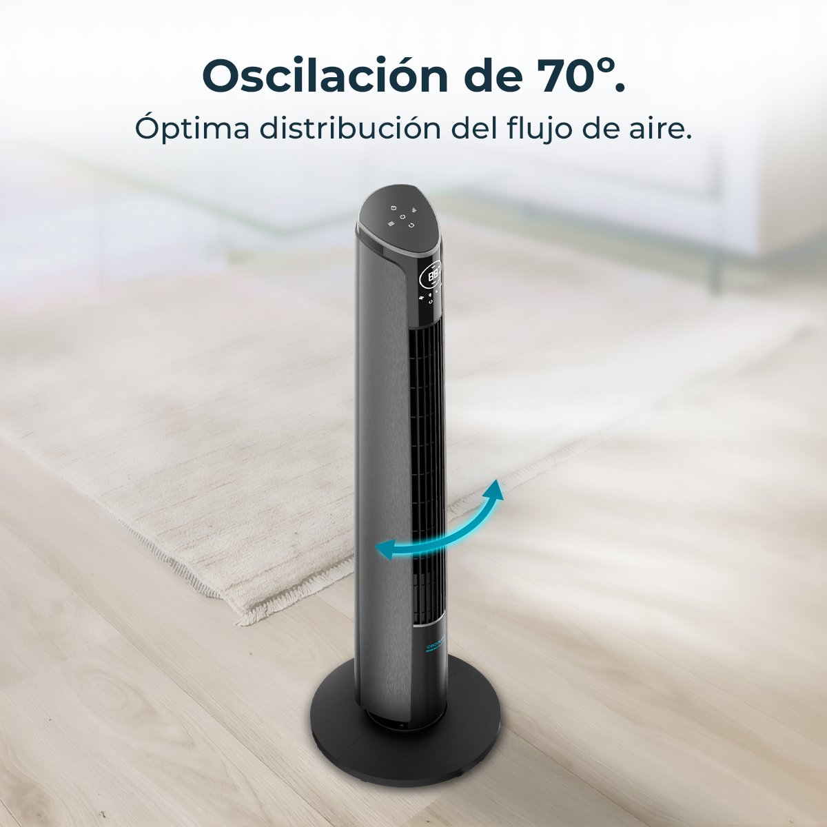 Un ventilador de torre, oscuro y estilizado, se alza sobre suelo de madera junto a una alfombra.