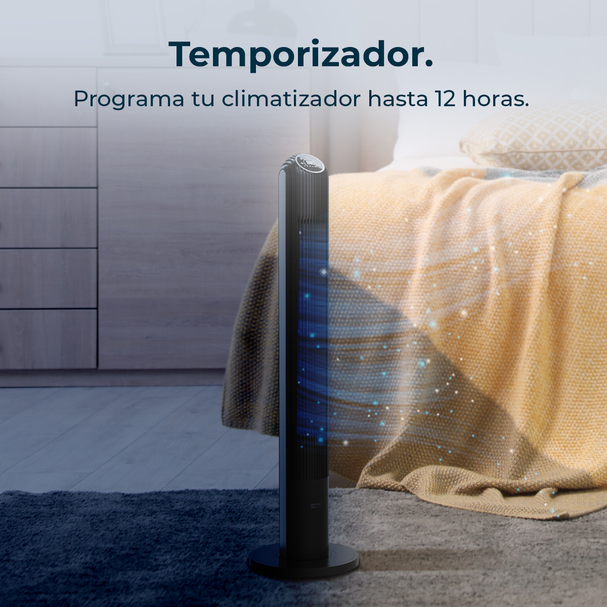 Un elegante ventilador de torre negro junto a una cama con manta amarilla.