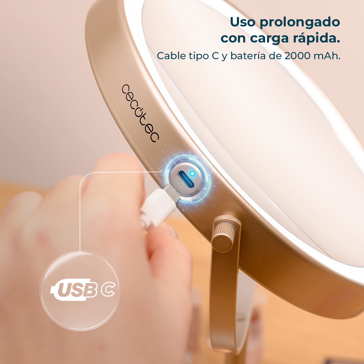 Un espejo dorado se carga con un cable USB-C.