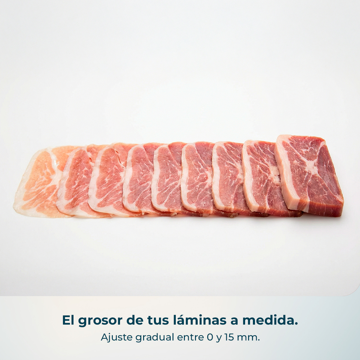 Filas de carne cruda con grasa visible, sobre fondo blanco.