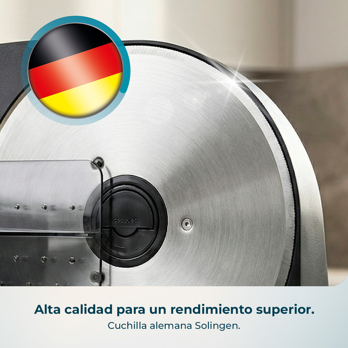 Primer plano de una cuchilla con icono de bandera alemana. Alta calidad.