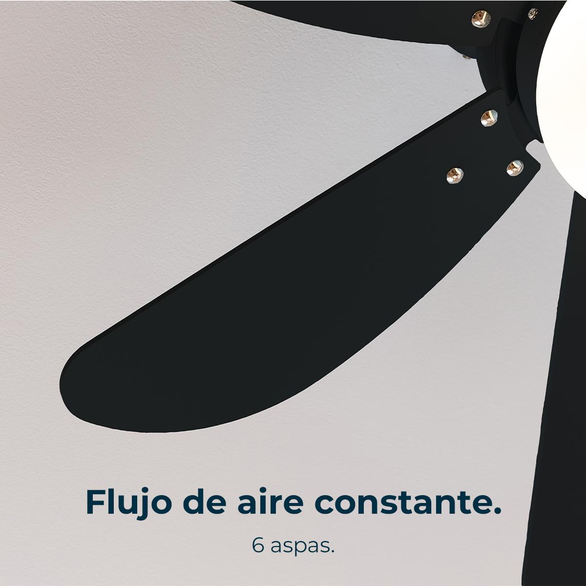 Ventilador de techo negro con seis aspas contra una pared gris claro.