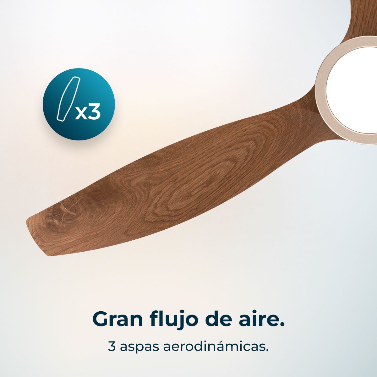 Primer plano de un ventilador de techo de madera con 3 aspas. Texto: Gran flujo de aire.