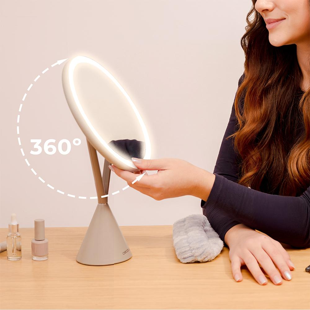 Espejo giratorio iluminado de 360 grados con una mano tocándolo.