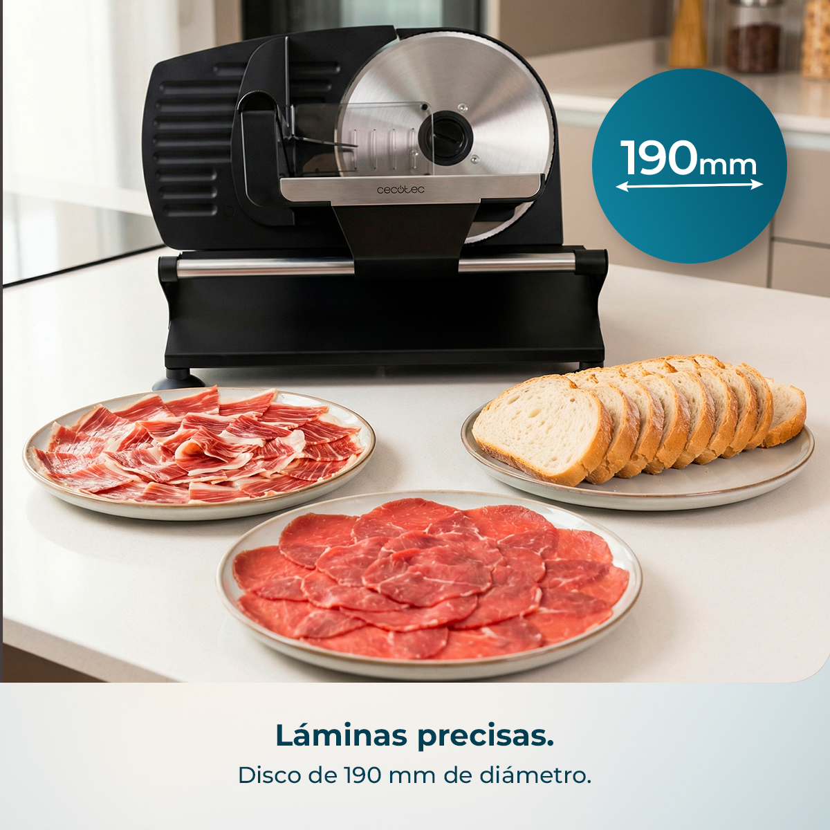 Una cortadora de carne eléctrica negra con cuchilla de 190 mm, junto a tres platos de carne y pan.