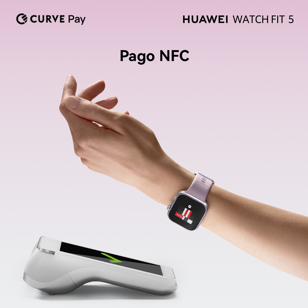 Mano con Huawei Watch Fit 5 se acerca a un terminal de pago NFC.
