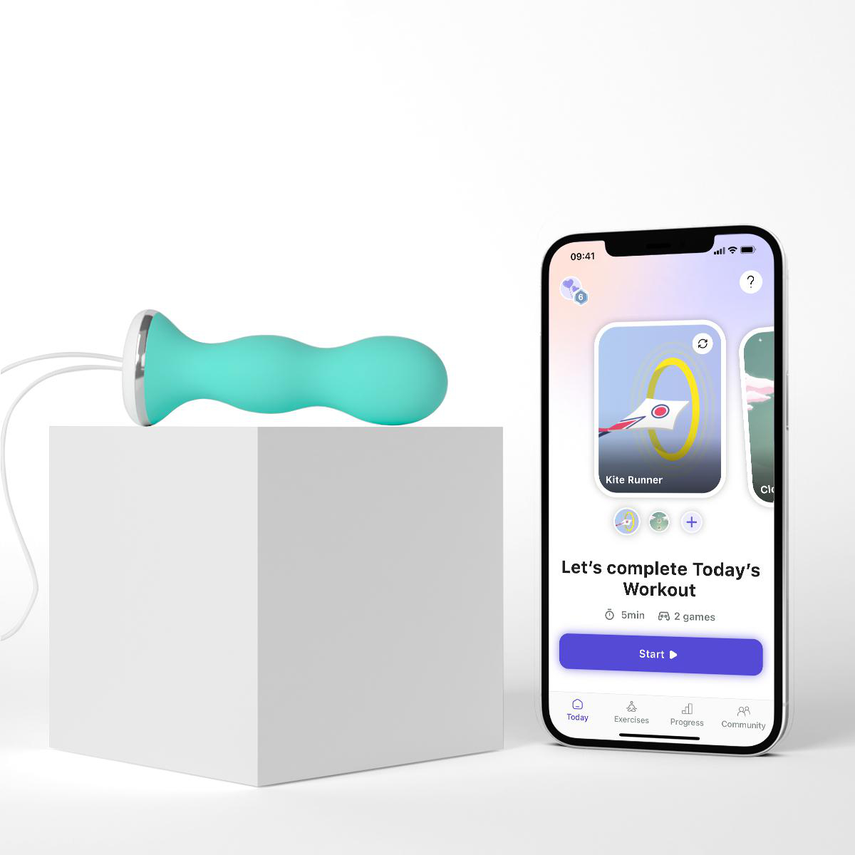 Ein türkisfarbener Griff auf einem weißen Würfel neben einem Smartphone mit Trainings-App.